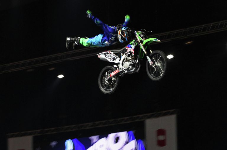 Участник мотошоу Nitro Circus Live во время выступления Участник мотошоу Nitro Circus Live во время выступления