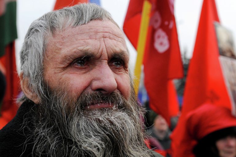 Участник митинга КПРФ в честь годовщины Октябрьской революции Участник митинга КПРФ в честь годовщины Октябрьской революции