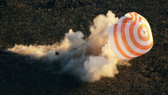 Спуск с МКС капсулы с Олимпийским факелом. Фото с места события Спуск с МКС капсулы с Олимпийским факелом. Фото с места события