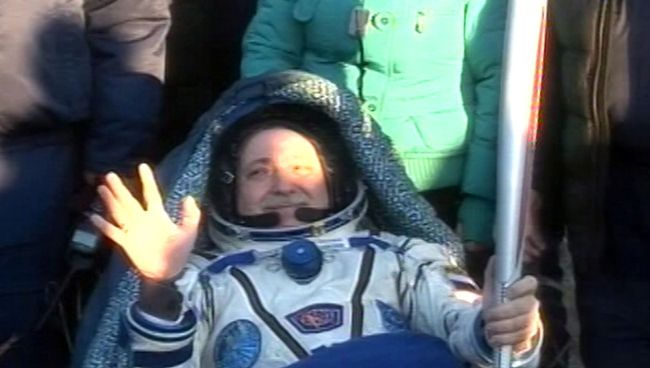 Из космоса на Землю: возвращение экипажа МКС с олимпийским факелом Из космоса на Землю: возвращение экипажа МКС с олимпийским факелом