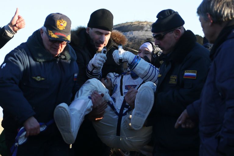 Спуск с МКС капсулы с Олимпийским факелом Спуск с МКС капсулы с Олимпийским факелом