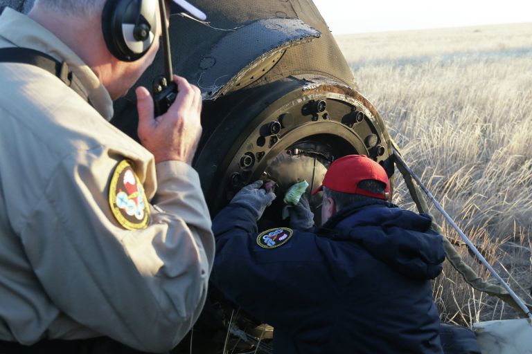 Спуск с МКС капсулы с Олимпийским факелом Спуск с МКС капсулы с Олимпийским факелом