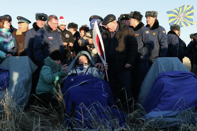 Спуск с МКС капсулы с Олимпийским факелом Спуск с МКС капсулы с Олимпийским факелом
