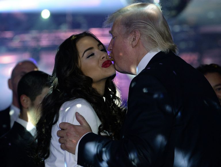 Американский миллиардер, телефедущий Дональд Трамп и обладательница титула Мисс Вселенная 2012 Оливия Калпо на вечеринке после финала конкурса Мисс Вселенная 2013 Американский миллиардер, телефедущий Дональд Трамп и обладательница титула Мисс Вселенная 2012 Оливия Калпо на вечеринке после финала конкурса Мисс Вселенная 2013