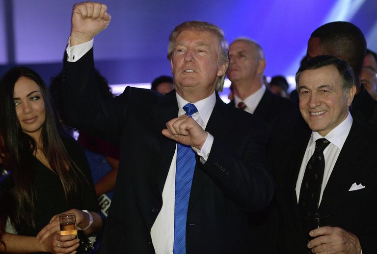 Американский миллиардер, телеведущий Дональд Трамп и президент Crocus Group Арас Агаларов на вечеринке после финала конкурса Мисс Вселенная 2013 Американский миллиардер, телеведущий Дональд Трамп и президент Crocus Group Арас Агаларов на вечеринке после финала конкурса Мисс Вселенная 2013