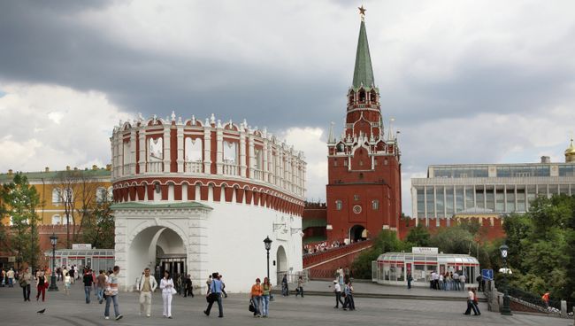 Кутафья и Троицкая башни Московского Кремля. Архивное фото Кутафья и Троицкая башни Московского Кремля. Архивное фото