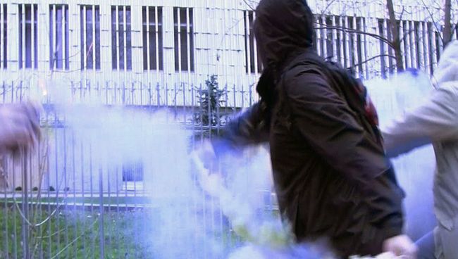 Посольство Польши в Москве закидали файерами Посольство Польши в Москве закидали файерами