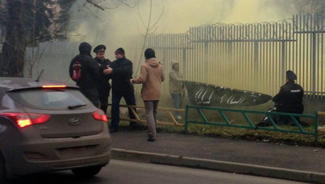 Посольство Польши в Москве закидали файерами и дымовыми шашками