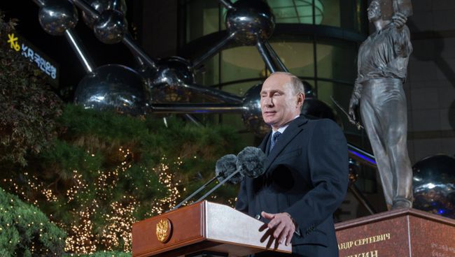 Владимир Путин принимает участие в церемонии открытия памятника А.С.Пушкину в Сеуле. Фото с места события Владимир Путин принимает участие в церемонии открытия памятника А.С.Пушкину в Сеуле. Фото с места события