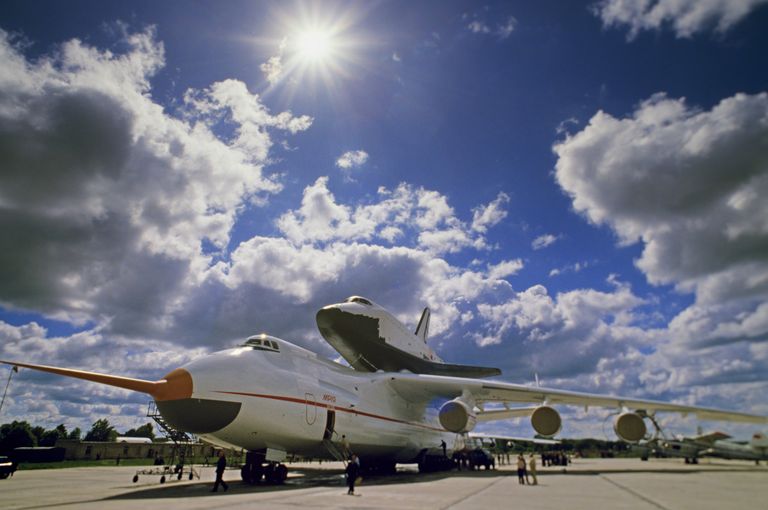 Самолет Ан-225 Мрия с космическим кораблем Буран на внешней подвеске