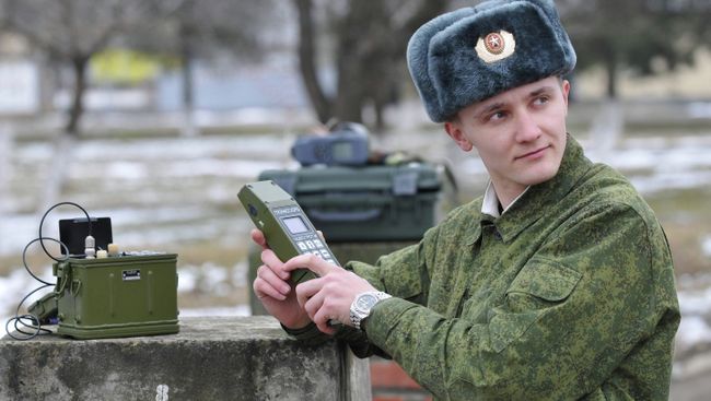 Российский военнослужащий работает с прибором ГЛОНАСС. Архивное фото Российский военнослужащий работает с прибором ГЛОНАСС. Архивное фото