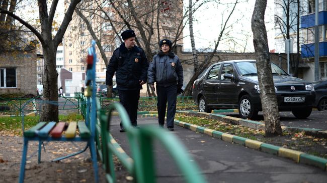 Участковый уполномоченный во время обхода территории