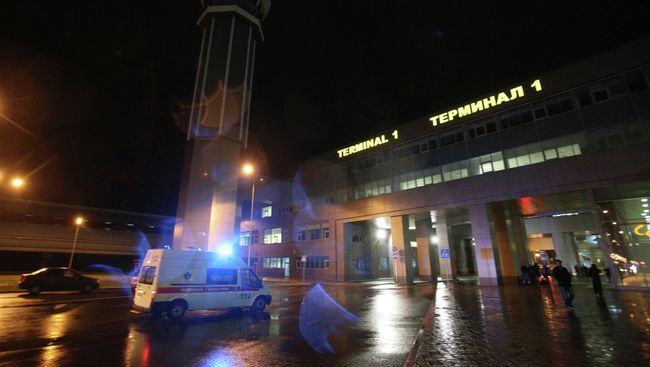 Машина Скорой помощи у первого терминала аэропорта Казани, фото с места события Машина Скорой помощи у первого терминала аэропорта Казани, фото с места события