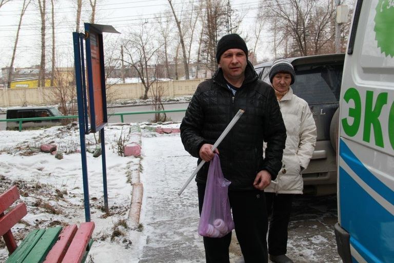 Новосибирцы принесли в Экомобиль перегоревшие лампы и батарейки Новосибирцы принесли в Экомобиль перегоревшие лампы и батарейки