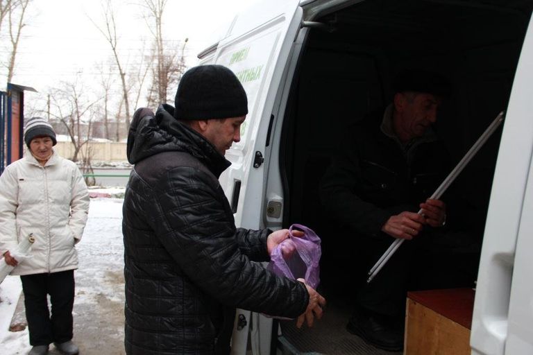 Водитель новосибирского Экомобиля Евгений Мальзам укладывает принесенные горожанами лампы в специальный ящик Водитель новосибирского Экомобиля Евгений Мальзам укладывает принесенные горожанами лампы в специальный ящик