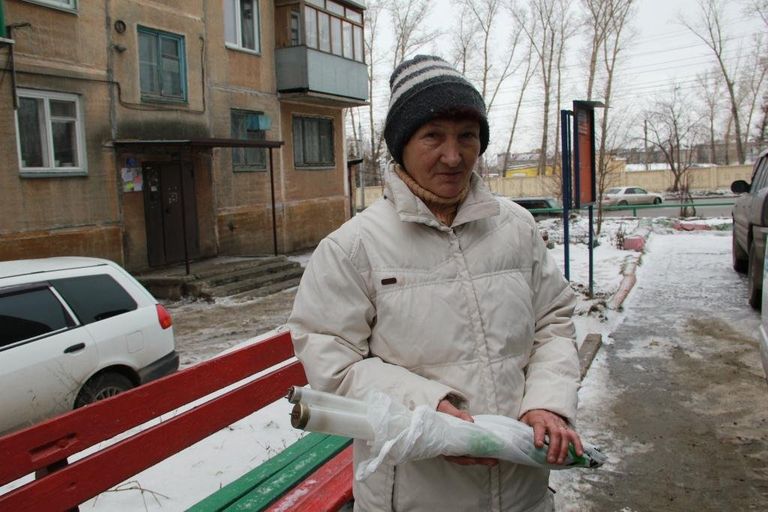 Жительница Новосибирска сдает в Экомобиль ртутные лампы Жительница Новосибирска сдает в Экомобиль ртутные лампы