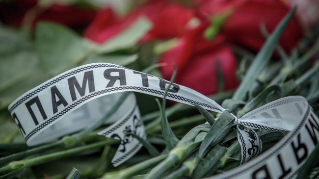 Цветы у входа в международный аэропорт Казань в память о погибших в авиакатастрофе самолета Boeing 737. Архивное фото Цветы у входа в международный аэропорт Казань в память о погибших в авиакатастрофе самолета Boeing 737. Архивное фото