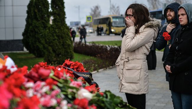 Жители Казани кладут цветы у входа в международный аэропорт Казань в память о погибших в авиакатастрофе самолета Boeing 737 Жители Казани кладут цветы у входа в международный аэропорт Казань в память о погибших в авиакатастрофе самолета Boeing 737