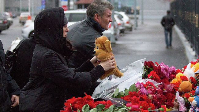 Алые гвоздики несут горожане к месту трагедии в Казани Алые гвоздики несут горожане к месту трагедии в Казани