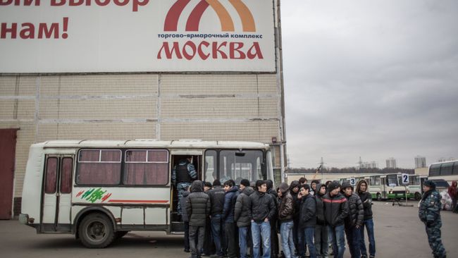 Полиция проводит проверку миграционного законодательства в ТЦ Москва в Люблино