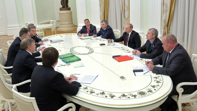 В.Путин встретился с руководителями непарламентских партий. Архивное фото В.Путин встретился с руководителями непарламентских партий. Архивное фото