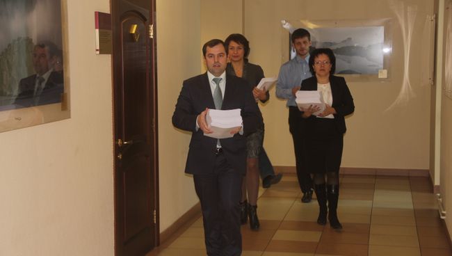 Министр финансов Красноярского края Вадим Бахарь несет проект бюджета в Заксобрание, архивное фото. Министр финансов Красноярского края Вадим Бахарь несет проект бюджета в Заксобрание, архивное фото.