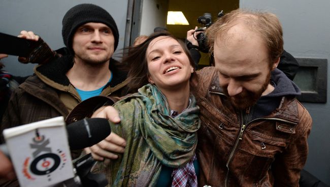 Фотограф Денис Синяков (справа), отпущенный из-под стражи под залог в 2 миллиона рублей, с супругой Алиной у СИЗО №1 в Санкт-Петербурге