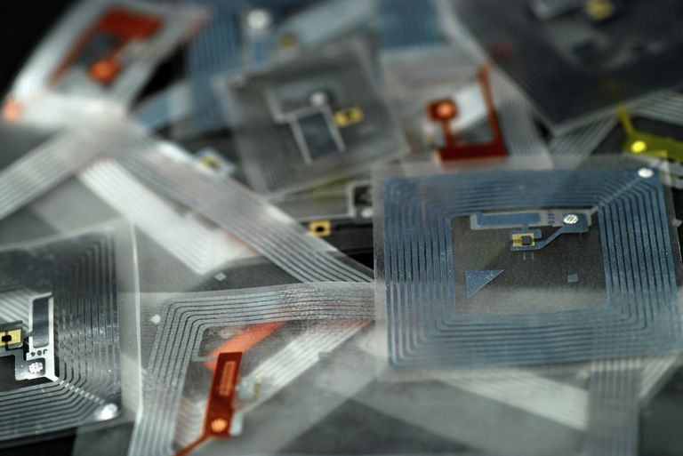 Технология RFID (Radio Frequency IDentification), позволяющая автоматически идентифицировать объекты Технология RFID (Radio Frequency IDentification), позволяющая автоматически идентифицировать объекты