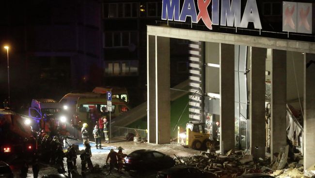 Обрушение крыши супермаркета Maxima в Риге. Архивное фото Обрушение крыши супермаркета Maxima в Риге. Архивное фото