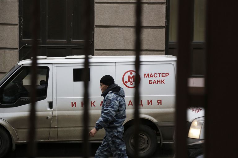 Автомобиль инкассации у офиса Мастер-банка в Москве Автомобиль инкассации у офиса Мастер-банка в Москве