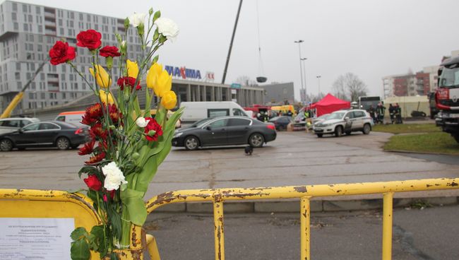 На месте обрушения торгового центра в Риге. Архивное фото На месте обрушения торгового центра в Риге. Архивное фото