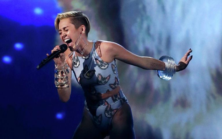 Американская актриса и певица Майли Сайрус на 41-й церемонии American Music Awards