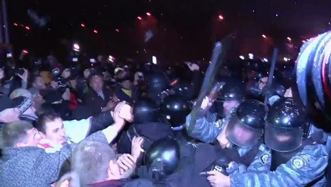 Милиция дубинками и слезоточивым газом разгоняла митингующих в Киеве 