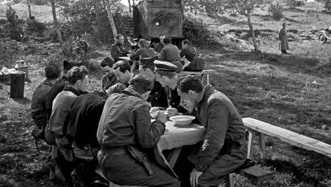 Советские летчики и французские пилоты эскадрильи Нормандия-Неман, 1943 год. Архивное фото Советские летчики и французские пилоты эскадрильи Нормандия-Неман, 1943 год. Архивное фото