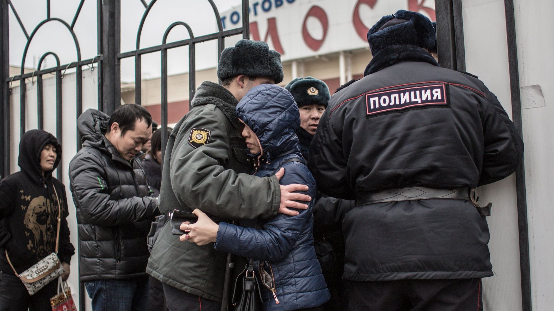 Полиция проводит проверку миграционного законодательства в ТЦ Москва в Люблино. Архивное фото Полиция проводит проверку миграционного законодательства в ТЦ Москва в Люблино. Архивное фото - РИА Новости, 1920, 22.04.2021