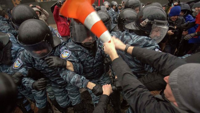 Столкновения сторонников евроинтеграции с милицией в Киеве Столкновения сторонников евроинтеграции с милицией в Киеве
