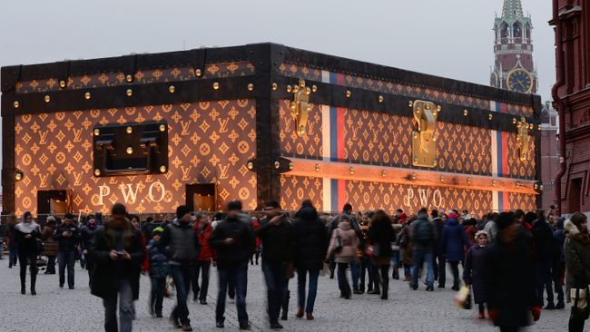 Павильон в виде чемодана Louis Vuitton на Красной площади Павильон в виде чемодана Louis Vuitton на Красной площади