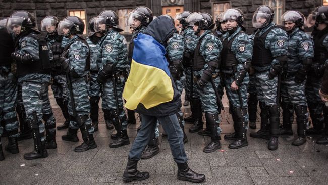 Сторонник евроинтеграции Украины и сотрудники милиции, архивное фото Сторонник евроинтеграции Украины и сотрудники милиции, архивное фото