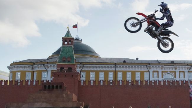 Шоу по фристайл-мотокроссу от компании Red Bull на Красной площади Шоу по фристайл-мотокроссу от компании Red Bull на Красной площади