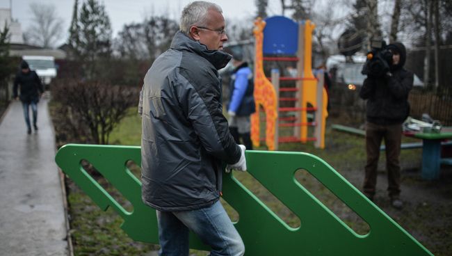Банкир Александр Лебедев на обязательных работах в тульском селе. Архивное фото