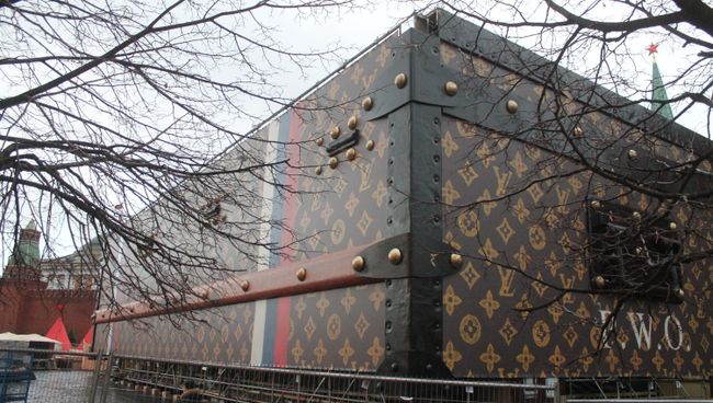 Сундук Louis Vuitton на Красной площади в Москве Сундук Louis Vuitton на Красной площади в Москве