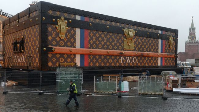 Сундук-павильон Louis Vuitton на Красной площади, архивное фото Сундук-павильон Louis Vuitton на Красной площади, архивное фото