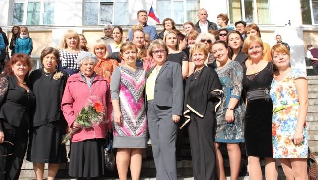 Педагогический коллектив средней школы №28 города Владивостока. Директор школы Светлана Соколова - в центре