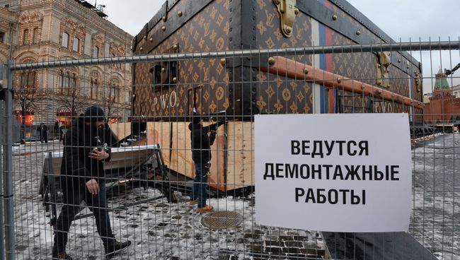 Демонтаж павильона-чемодана Louis Vuitton на Красной площади