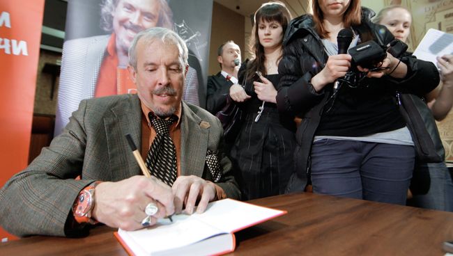 Музыкант Андрей Макаревич дает автограф на презентации своей новой книги Вначале был звук. Музыкант Андрей Макаревич дает автограф на презентации своей новой книги Вначале был звук.