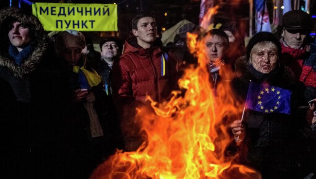 Участники акции против решения правительства Украины о приостановлении процесса интеграции Украины и Евросоюза