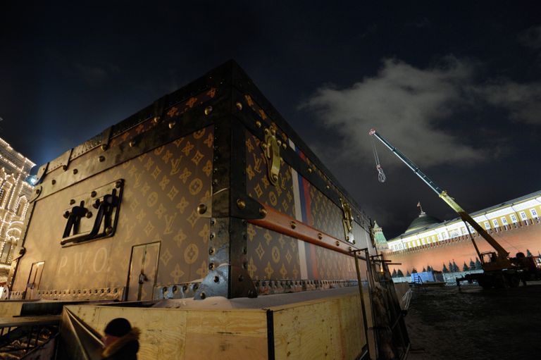 Демонтаж павильона-чемодана Louis Vuitton на Красной площади