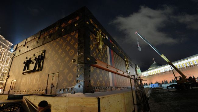 Демонтаж павильона-чемодана Louis Vuitton на Красной площади
