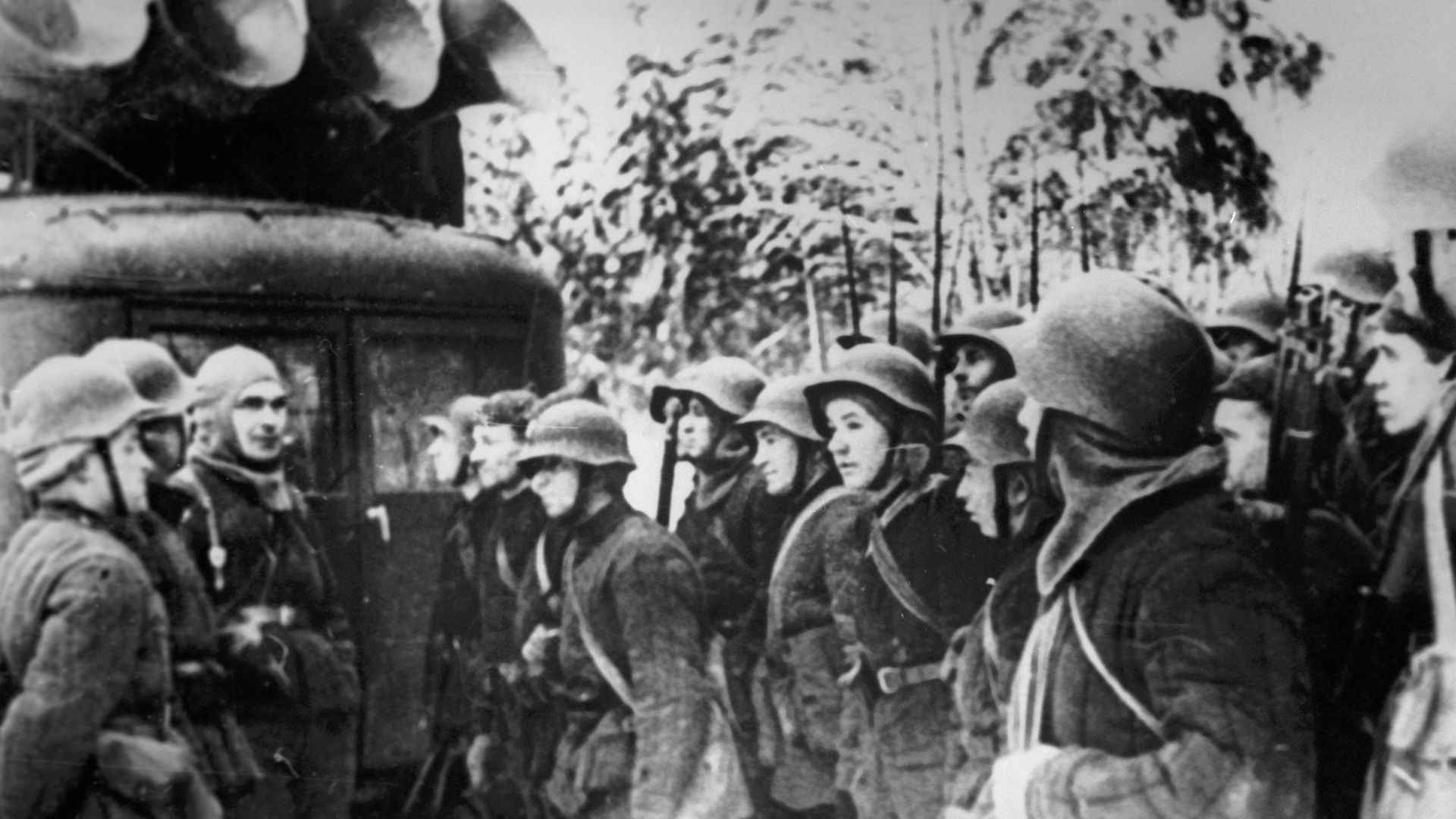 Бойцы Красной Армии слушают радио на привале - РИА Новости, 1920, 05.10.2026