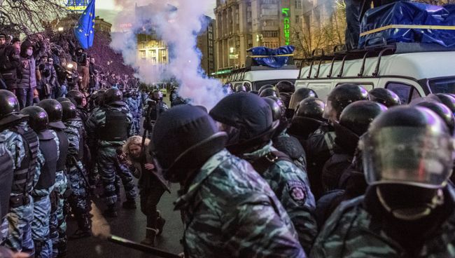Спецподразделение Беркут пресекает попытки перекрыть Крещатик Спецподразделение Беркут пресекает попытки перекрыть Крещатик